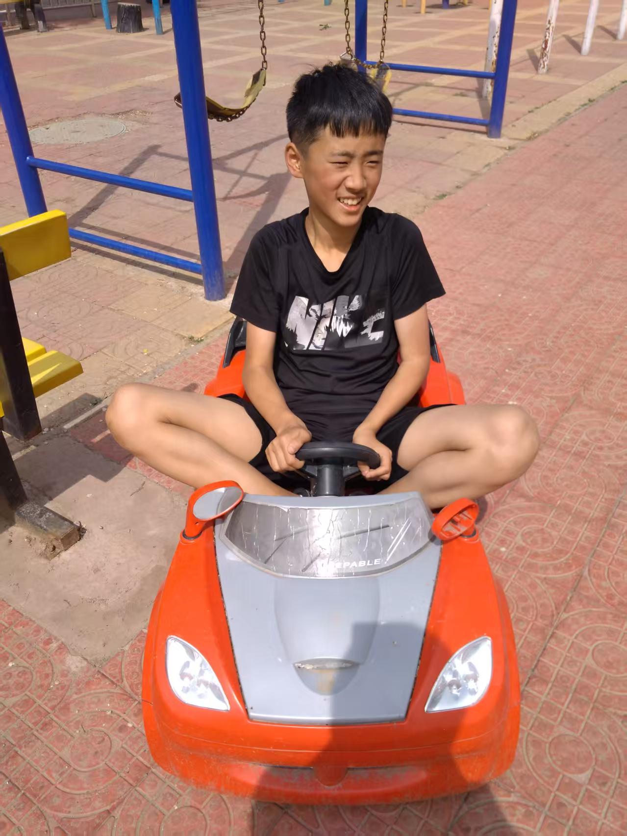 Pikachu 围着围巾、手拿 BOSS 罐装饮料的插画